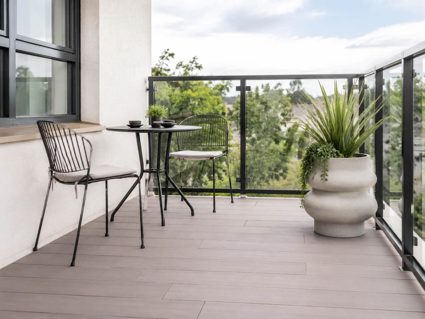 Balcone moderno minimalista con piastrelle in deck e set bistrot sottile