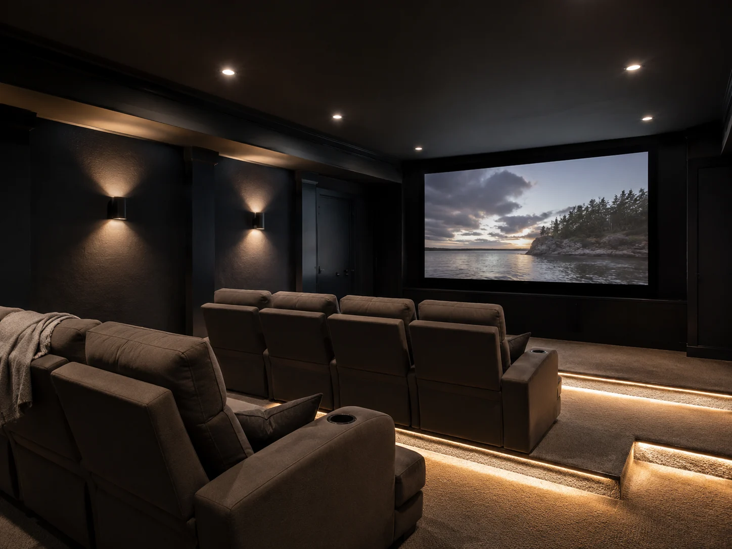 Heimkino im Keller mit Kinosesseln, großer Leinwand und Stufenbeleuchtung