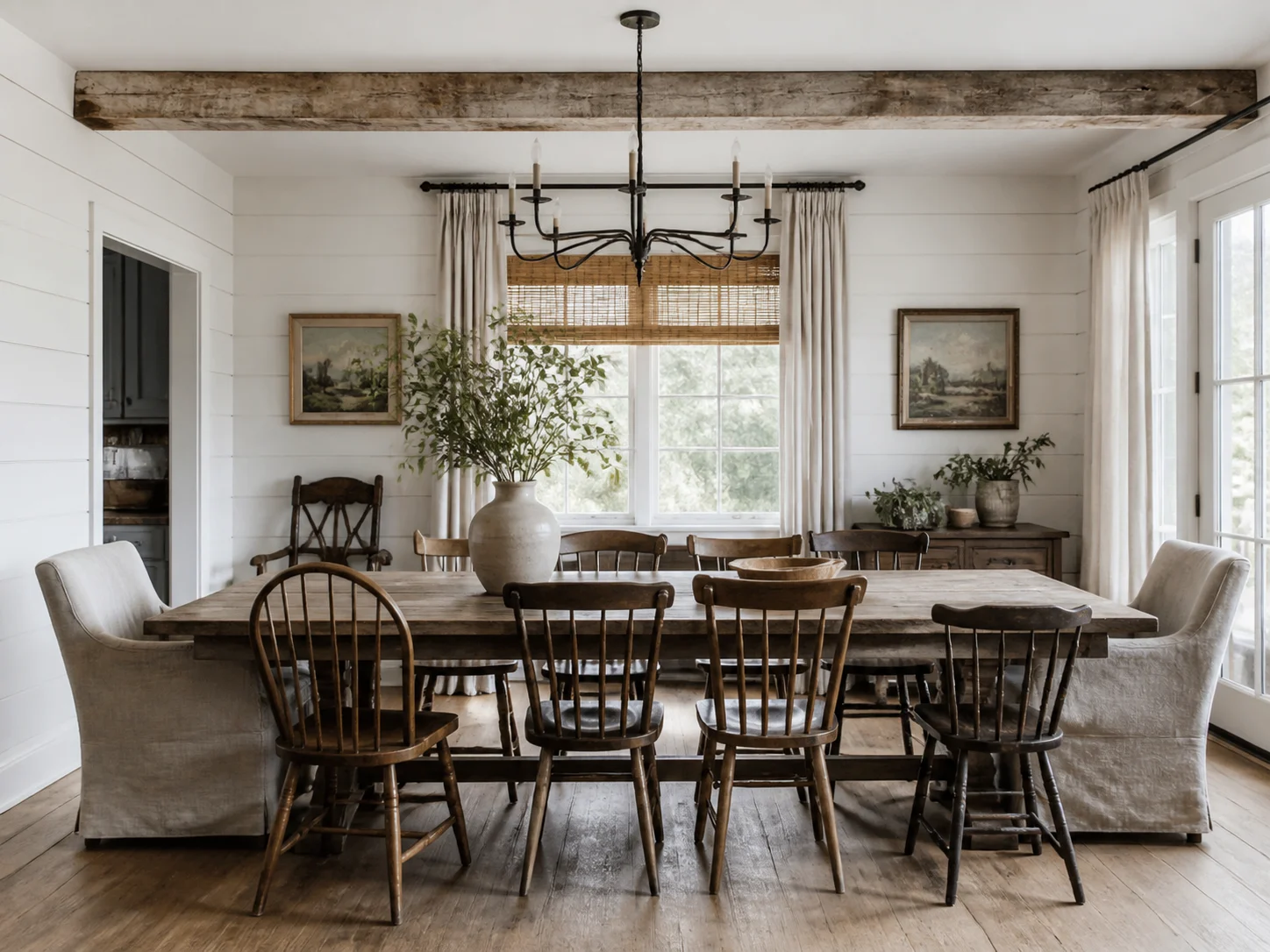 Esszimmer im Landhausstil mit Bocktisch und Holzpaneelwänden als KI-Esszimmer-Design
