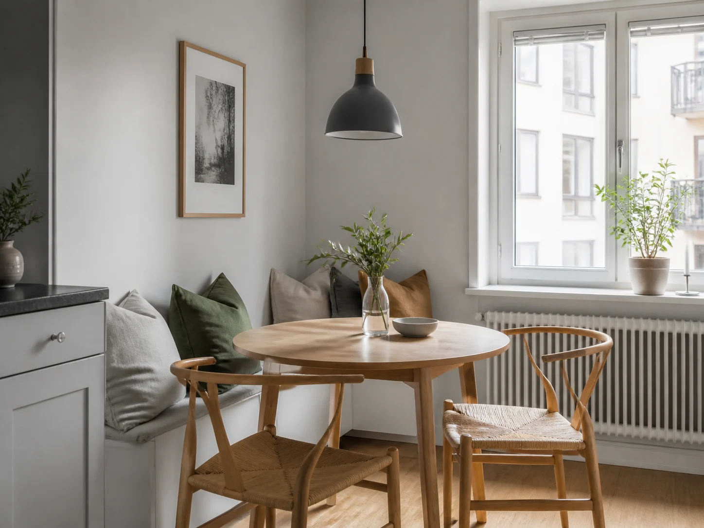 Kleine Essecke im skandinavischen Stil in einer Wohnungsecke als KI-Esszimmer-Design